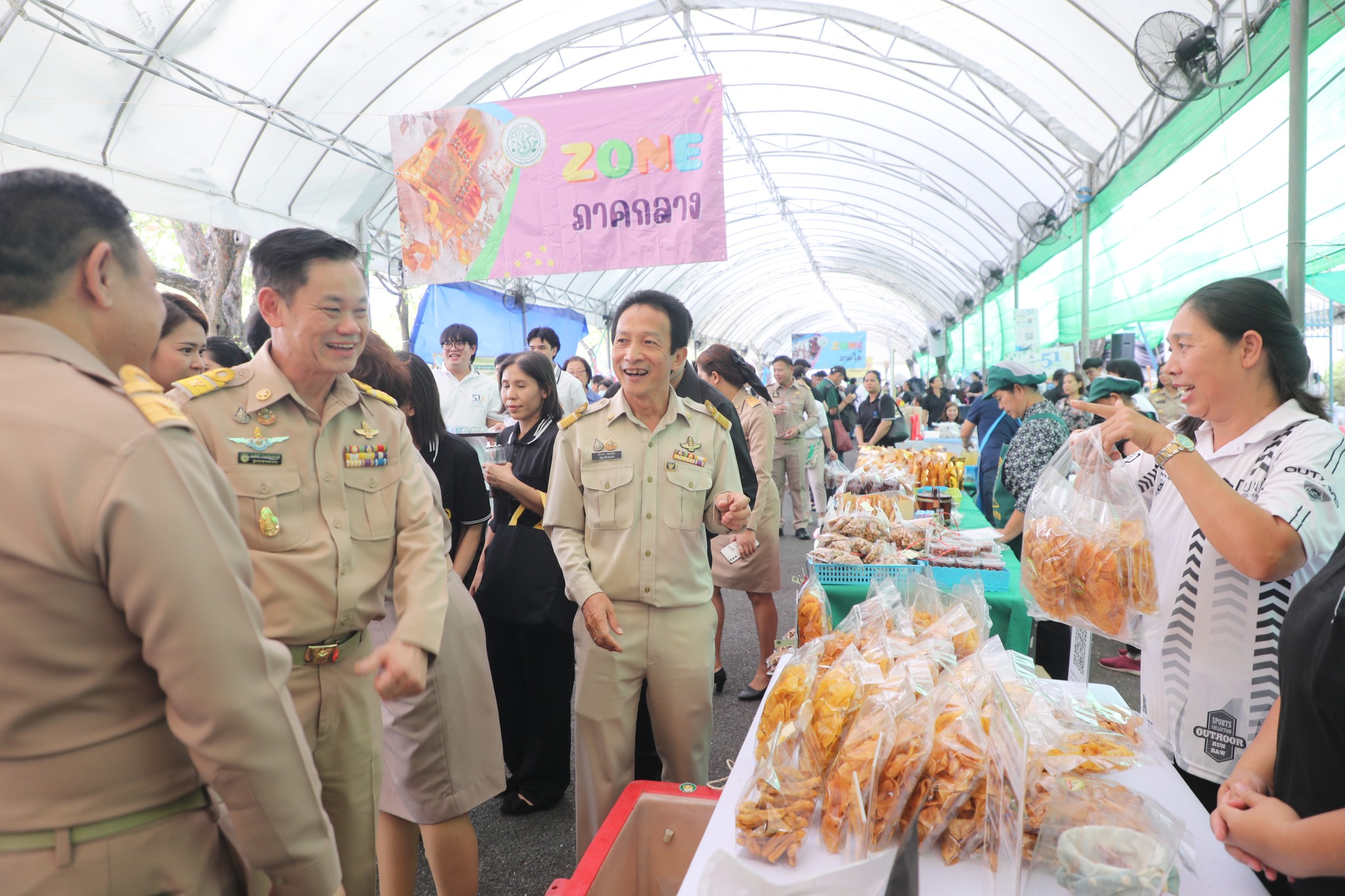title - ปลัดกระทรวงเกษตรฯ และผู้บริหาร ส.ป.ก. เยี่ยมชมร้านค้า ในงานวันคล้ายวันสถาปนา ส.ป.ก. ครบรอบ 51 ปี